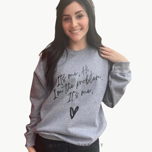 NWT Gildan Women's 'It's Me, Hi. I'm The Problem' Sweatshirt Sz Medium, Gray - Picture 1 of 3